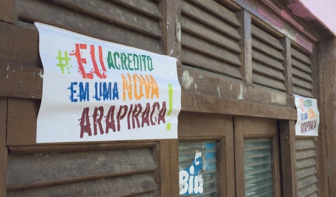Grupo de oposição espalha adesivos em Arapiraca
