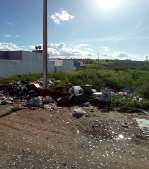 Prefeitura de Arapiraca não recolhe lixo e provoca a proliferação de ratos, baratas e escorpiões