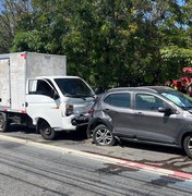 [Vídeo] Carro fica imprensado entre caminhões em engavetamento na Av. Fernandes Lima