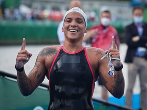 Ana Marcela Cunha é ouro na maratona aquática