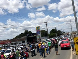 [Vídeo] Motoristas de aplicativo e motociclistas realizam protesto em Arapiraca contra o aumento de combustível