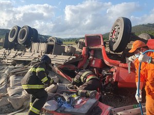 Caminhão tomba na AL-105 e deixa duas pessoas feridas