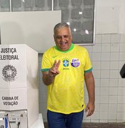 Alfredo Gaspar vota em Maceió e diz que é hora de pacificar o país