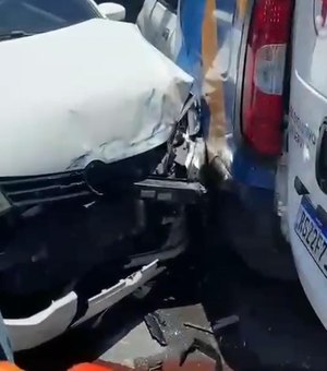 Acidente entre carro e ambulância deixa uma mulher ferida na Av. Fernandes Lima