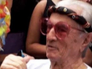 Aos 99 anos, 'Seu Peru' curte folia no Rio de Janeiro