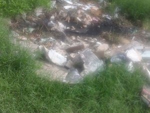 Moradora denuncia condições precárias de rua