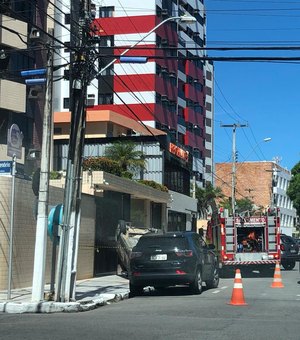Carro capota e colide contra portão de residencial na Ponta Verde