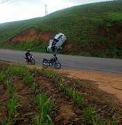 Carro capota após passar por curva na rodovia AL-105 em Porto Calvo