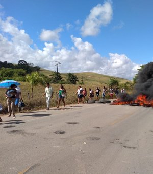 [Vídeo] Trabalhadores rurais bloqueiam rodovia AL 105 em Porto Calvo