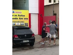 Após briga de trânsito, PM que presta serviço a SMTT se altera, saca arma e ameaça jovem