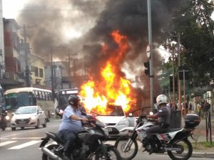[Vídeo] Travestis se unem para destruir carro de cliente que fugiu sem pagar