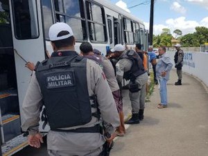 Jovem é preso acusado de tentar assaltar passageiros de micro-ônibus