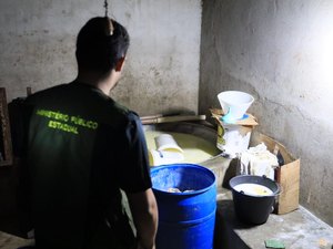 Betoneira enferrujada era usada em laticínio insalubre na zona rural de Girau do Ponciano