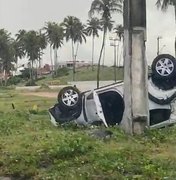 [Vídeo] Carro capota após bater em poste atravessado na pista na Av. Assis Chateaubriand