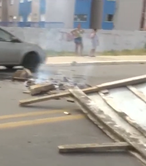 Moradores bloqueiam avenida em protesto contra contas altas e qualidade da água em Maceió