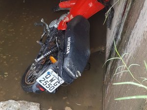 Moto roubada é abandonada no bairro Manoel Teles, em Arapiraca 