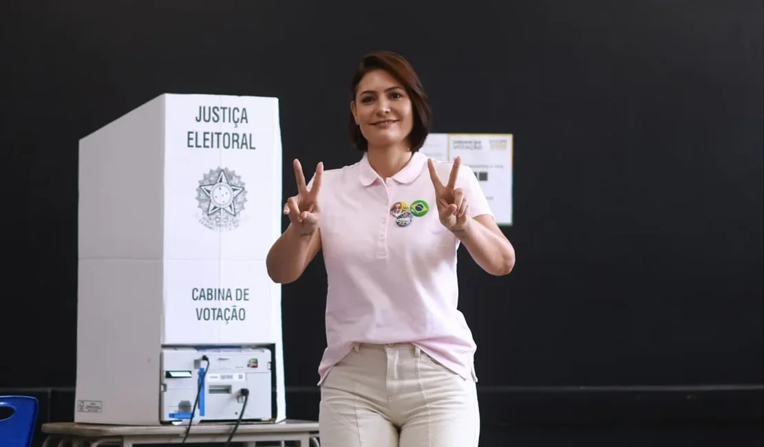 Michelle diz o que Bolsonaro achou de debate de Flávio e Lula