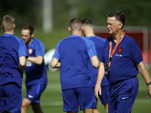 Torcedores holandeses têm direito de boicotar a Copa do Mundo, diz Van Gaal