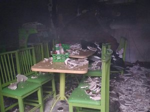 [Vídeo] Curto-circuito provoca incêndio e destroi lanchonete no centro de Arapiraca