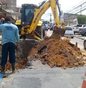 Casal realiza reparo de adutora no bairro do Feitosa, em Maceió