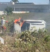 Carro sai da pista, capota e pega fogo após desviar de moto em Arapiraca
