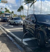 Colisão entre carros de luxo deixa trânsito lento e estragos na Av. Álvaro Otacílio