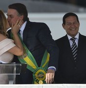 Michelle Bolsonaro quebra protocolo, discursa em libras e beija o presidente