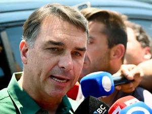 Flávio visita Bolsonaro pela 1º vez após autorização de Moraes