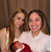 Mari Fernandez posta fotos da filha recém-nascida e se declara à esposa: 'Minha sorte'