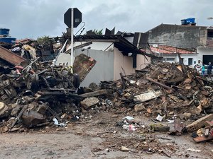 Vizinho diz que homem que ateou fogo na própria casa ficou assistindo da calçada