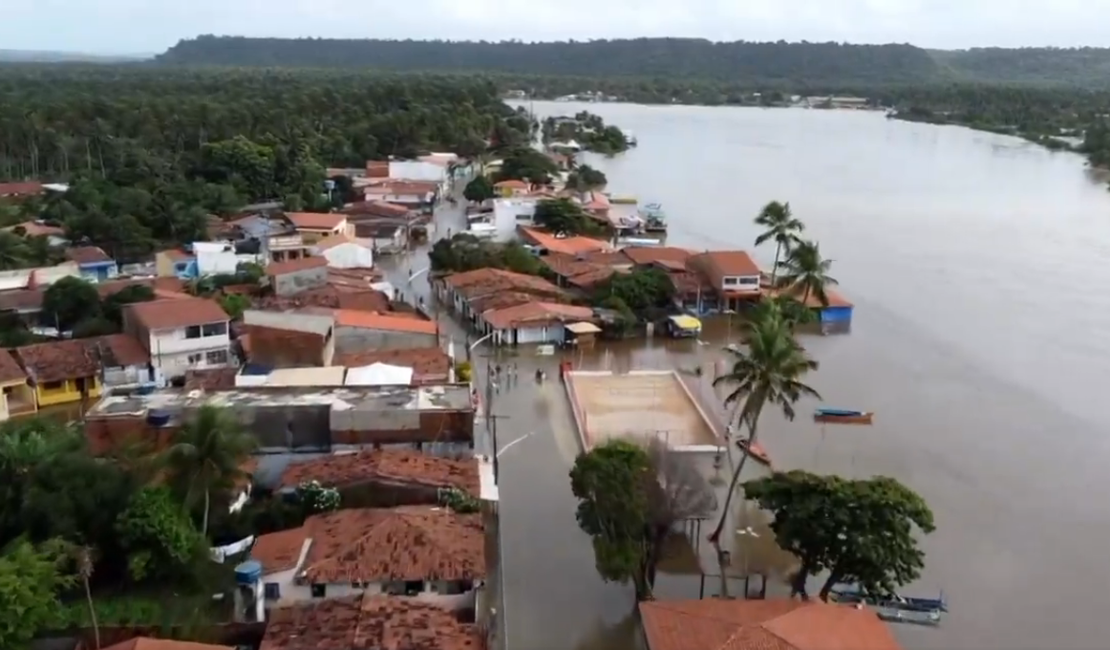 Lagoa da Massagueira segue avançando e inundando casas e comércios