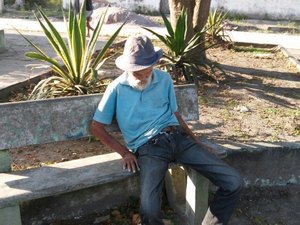 Idoso sofre mal súbito e morre sentado em banco de praça em Girau