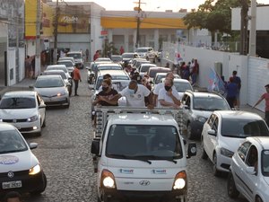 Tarcizo Freire, candidato a prefeito de Arapiraca, compartilha propostas durante carreata no bairro Brasília