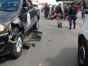 Motociclista fura sinal e colide contra viatura da Pelopes em Arapiraca 