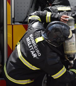 Bombeiros resgatam homem e animal de estimação após incêndio em Maceió