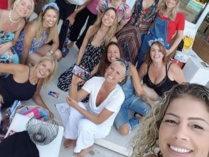 Xuxa reúne ex-paquitas em sua casa para amigo secreto
