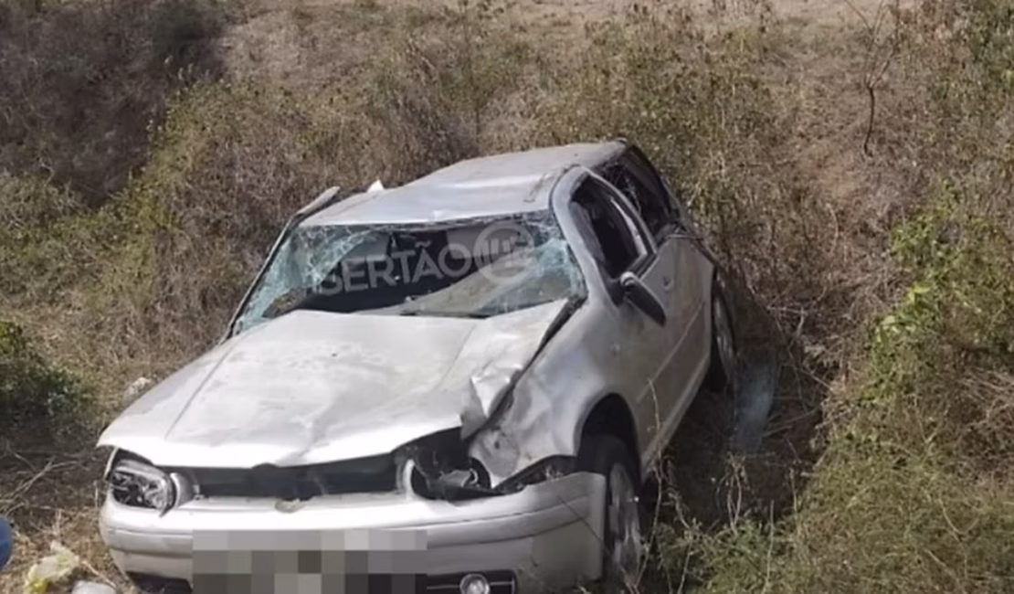 Mulher morre e quatro pessoas ficam feridas em capotamento no Sertão de Alagoas