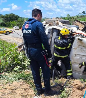 Motorista preso em ferragens após capotamento é resgatado na divisa entre Alagoas e Pernambuco