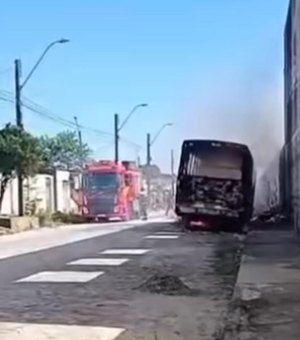 [Vídeo] Ônibus abandonado pega fogo no Conjunto Santa Maria