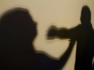 Criança é espancada por mulheres no interior; população se revolta e realiza protesto