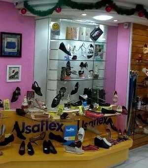 Criminosa se passa por cliente em loja, furta sandálias e é presa no Centro