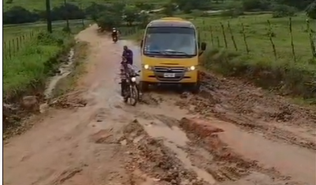 [Vídeo] Ônibus escolar atola e Prefeitura faz reparo em estrada que dá acesso a povoados