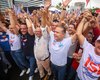 Renan Filho reúne multidão na orla de Maceió e campanha estima público de 80 mil