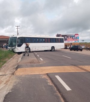 [Vídeo] Ciclista é atingida por ônibus, que provocou acidente na AL 220 em Limoeiro de Anadia