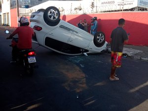 Veículo capota próximo a um bar no bairro Brasília em Arapiraca