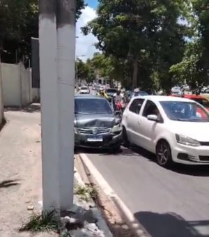 [Vídeo] Acidente entre dois carros deixa trânsito lento na Avenida Governador Afrânio Lages