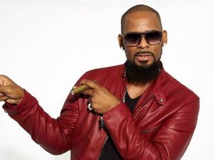 R. Kelly é preso por acusações de cometer crimes sexuais