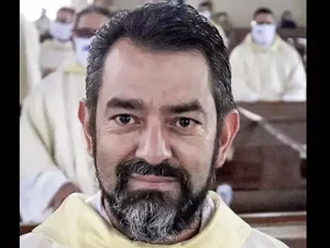 Padre se afasta do cargo por 30 dias após fiel invadir igreja e se declarar para ele