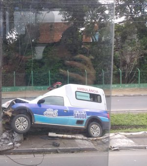 [Vídeo] Ambulância de Jundiá colide em poste na Av. Fernandes Lima