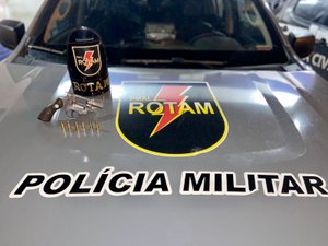 Dois homens são presos por posse ilegal de arma de fogo no Jacintinho